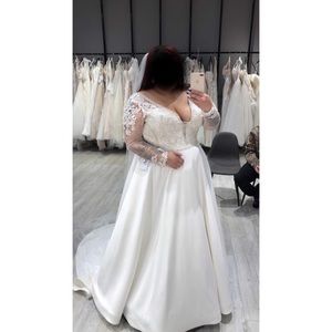 BEAUTIFUL ALLURE PLUS SIZED WEDDING DRESS !